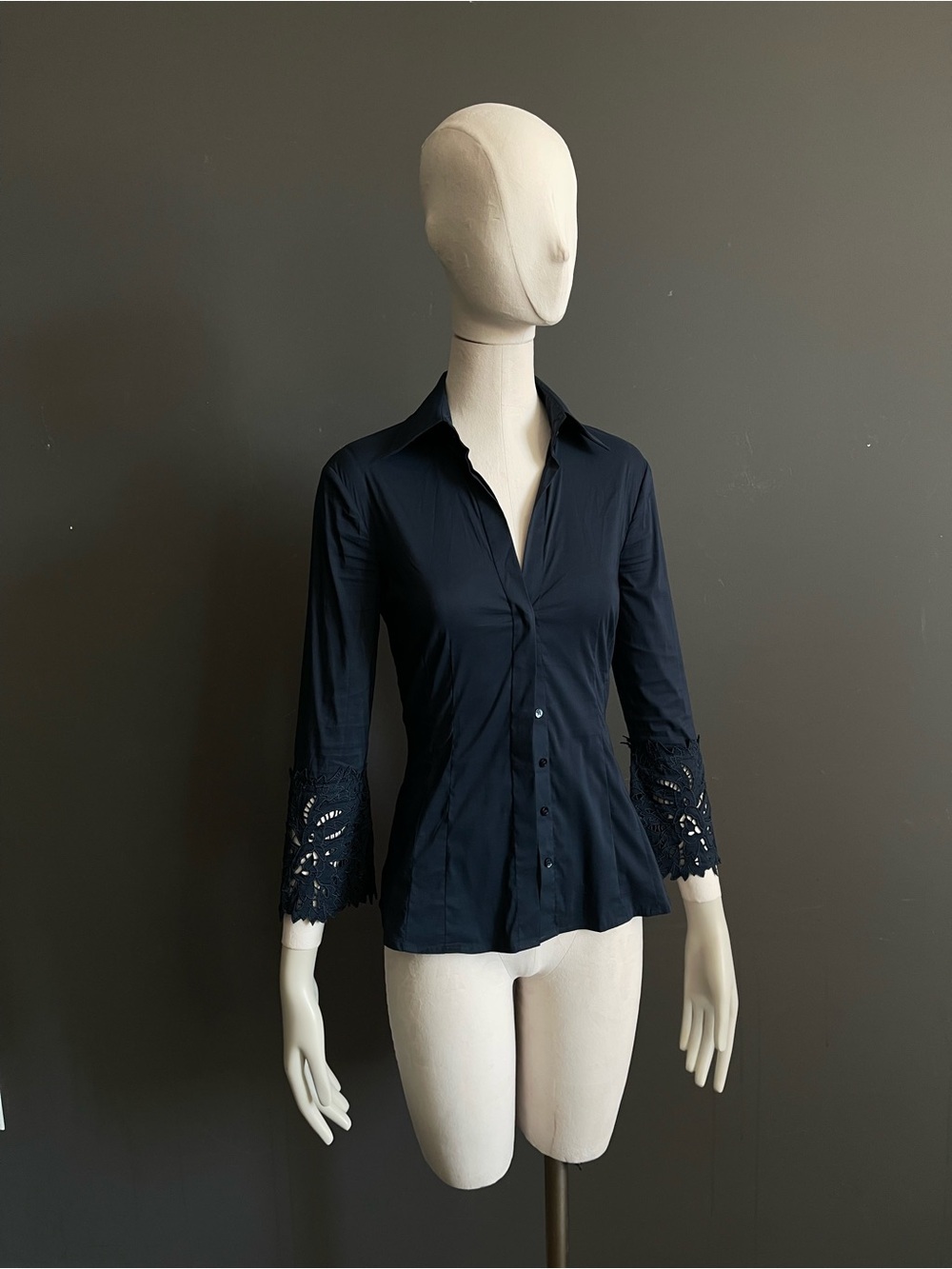 BCBGMAXAZRIA Navy Stretch Cotton Lace Cuff Ruched Waist Button Down Blouse XXS